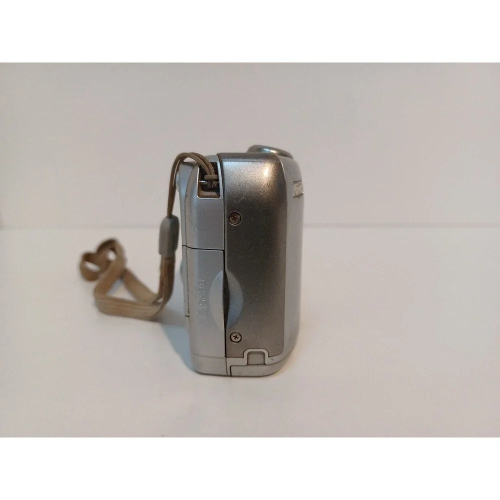 Nikon Coolpix S3700 Digital Camera Silver‎ FOR PARTS / REPAIR